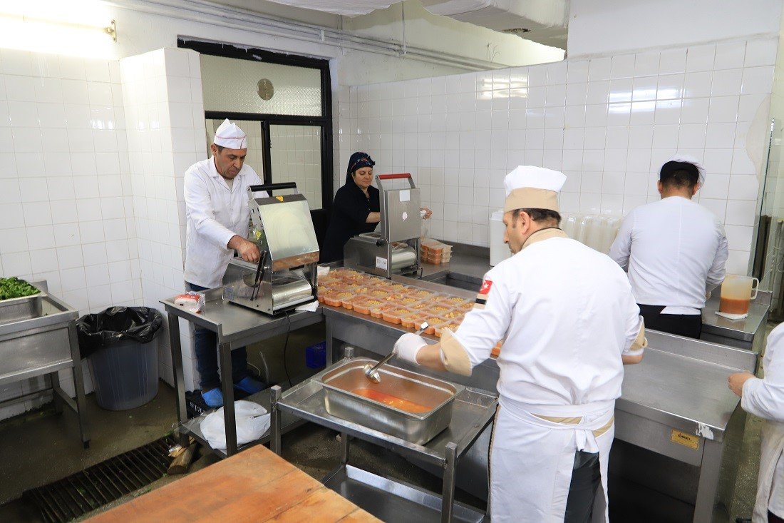 İhtiyaç sahibi vatandaşlara iftar yemeği dağıtılıyor