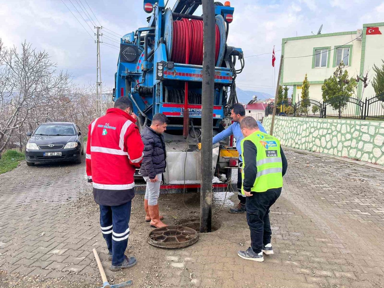 İzmit Belediyesi, selden etkilenen bölgelerde yaraları sarıyor