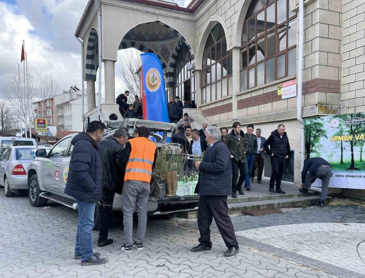 Camide vatandaşlara 3 bin fidan dağıtıldı