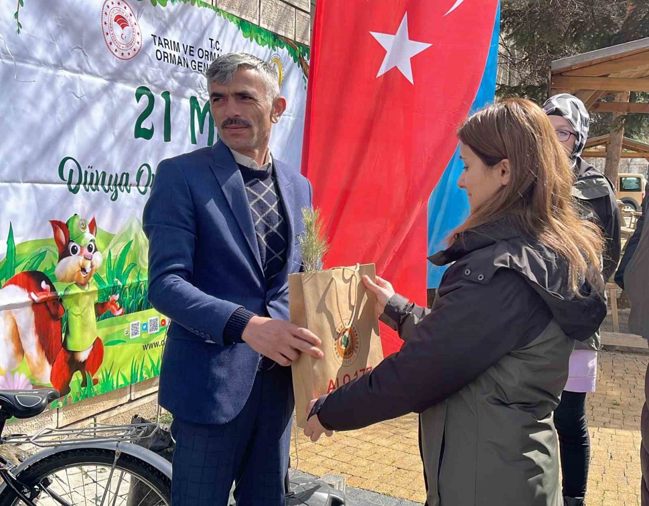 Camide vatandaşlara 3 bin fidan dağıtıldı