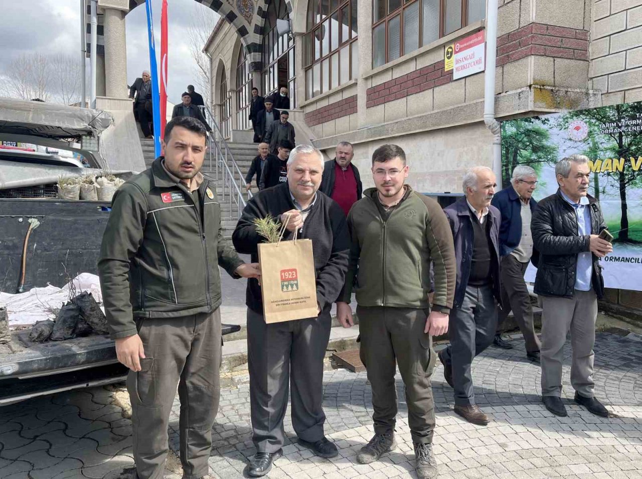 Camide vatandaşlara 3 bin fidan dağıtıldı