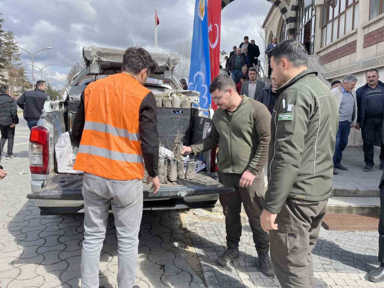 Camide vatandaşlara 3 bin fidan dağıtıldı