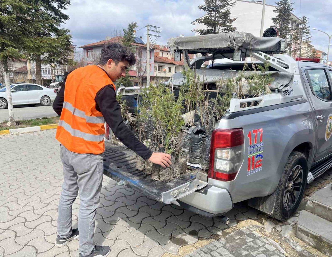 Camide vatandaşlara 3 bin fidan dağıtıldı