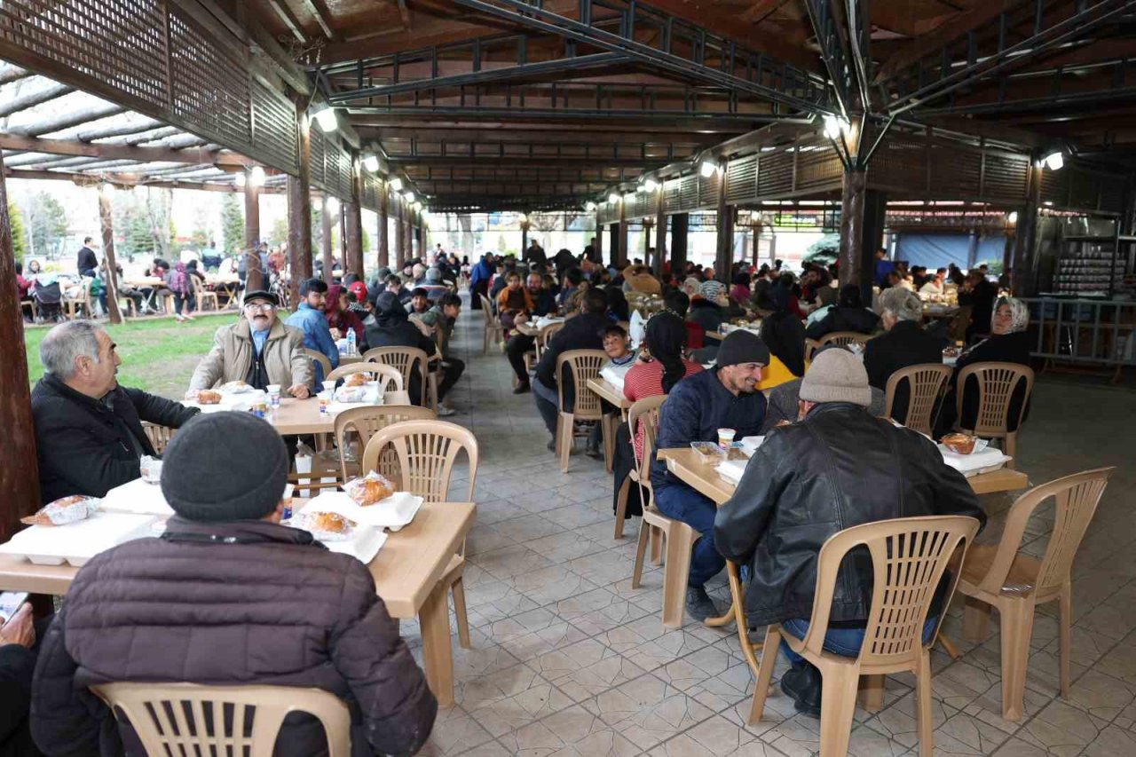 Büyükkılıç: "Hem Kayseri’de hem de Kahramanmaraş’ta iftar sofralarımıza buluşuyoruz"