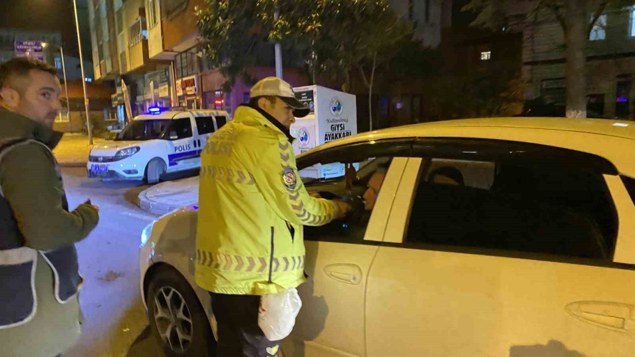 Araçları tek tek durdurup denetlediler