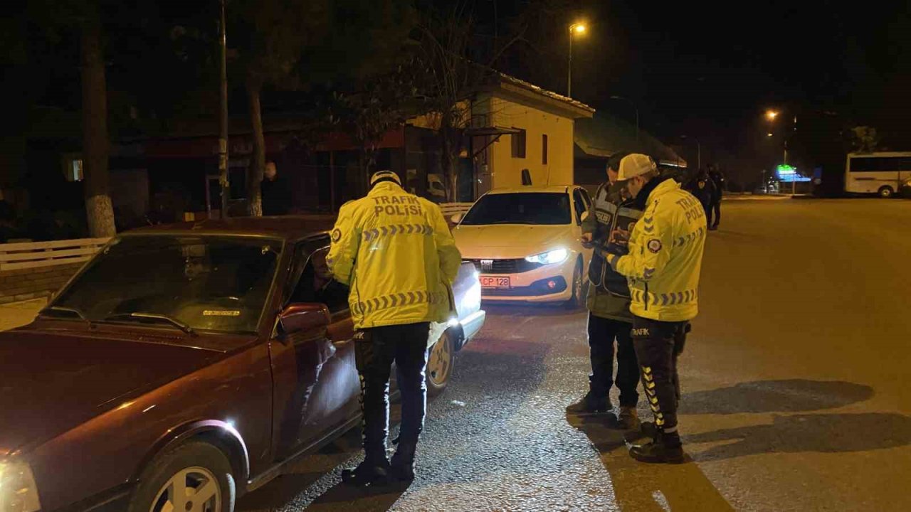 Araçları tek tek durdurup denetlediler