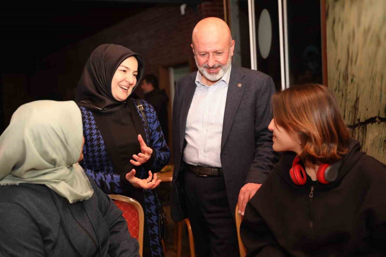 Çolakbayrakdar çifti, iftarı depremzede öğrenciler ve aileleriyle açtı