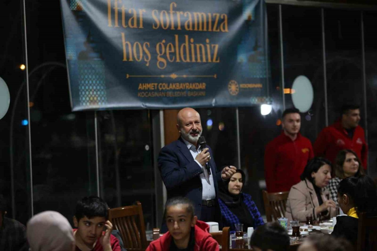 Çolakbayrakdar çifti, iftarı depremzede öğrenciler ve aileleriyle açtı