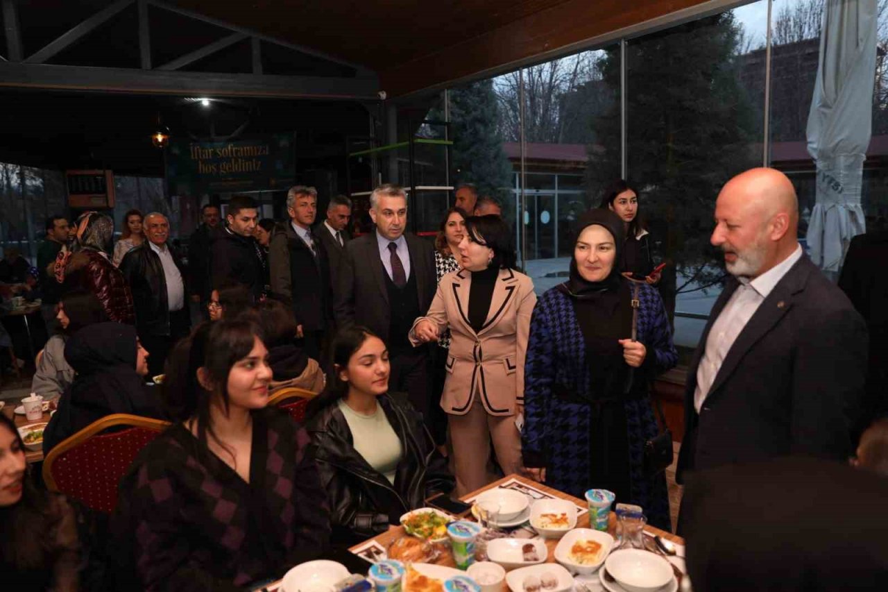 Çolakbayrakdar çifti, iftarı depremzede öğrenciler ve aileleriyle açtı