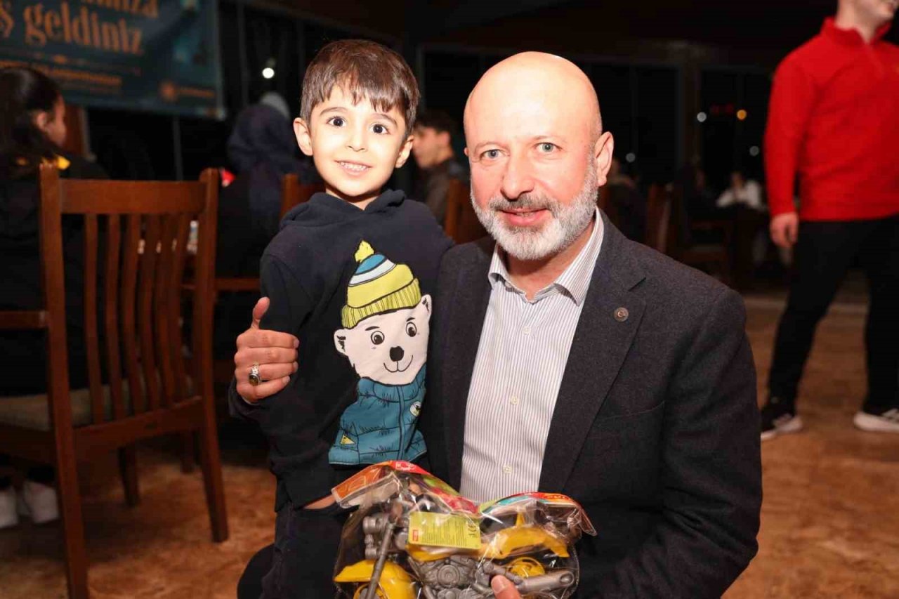 Çolakbayrakdar çifti, iftarı depremzede öğrenciler ve aileleriyle açtı