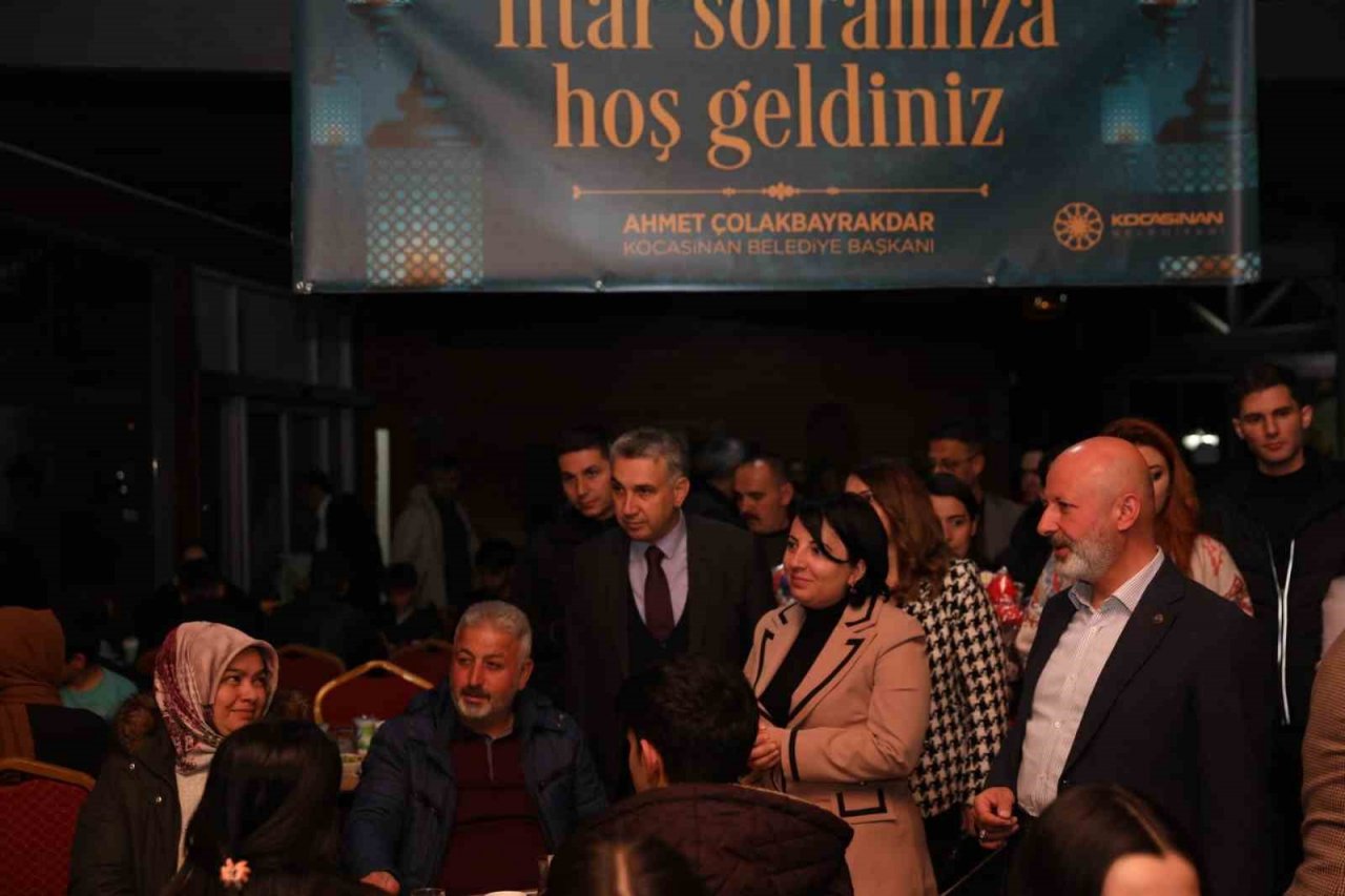 Çolakbayrakdar çifti, iftarı depremzede öğrenciler ve aileleriyle açtı