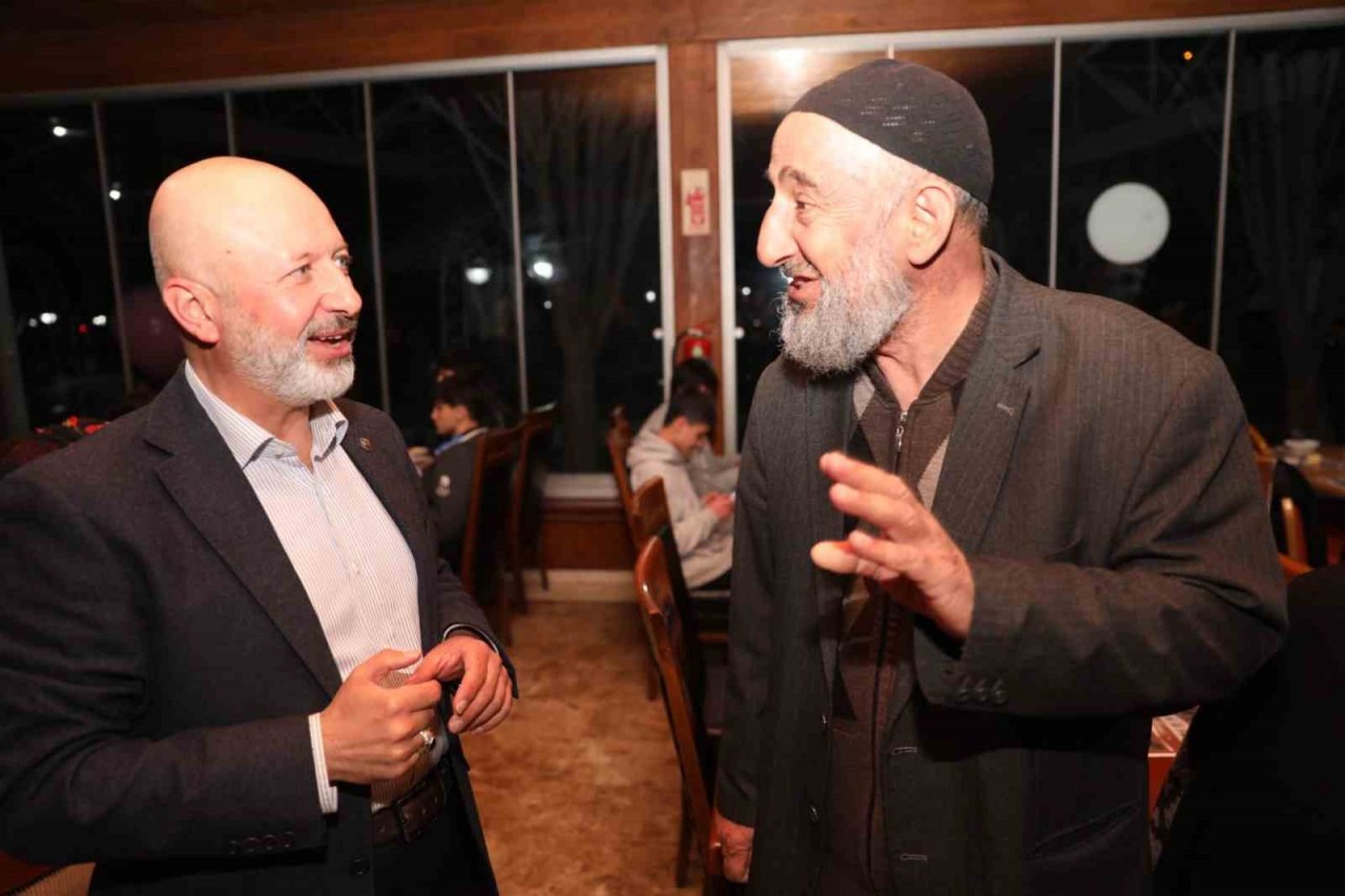 Çolakbayrakdar çifti, iftarı depremzede öğrenciler ve aileleriyle açtı