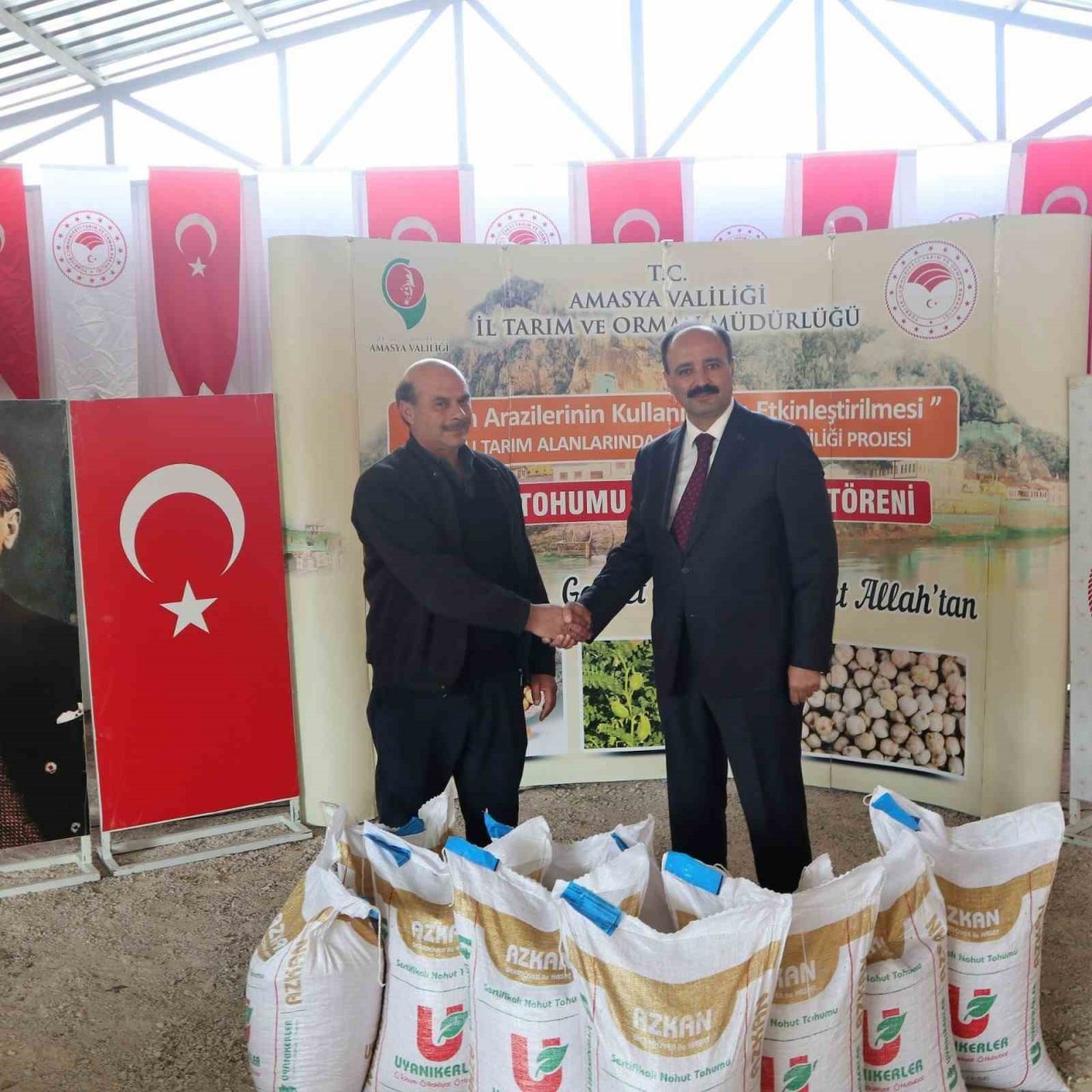 Amasyalı çiftçilere kurak alanların kazandırılması için nohut tohumu desteği