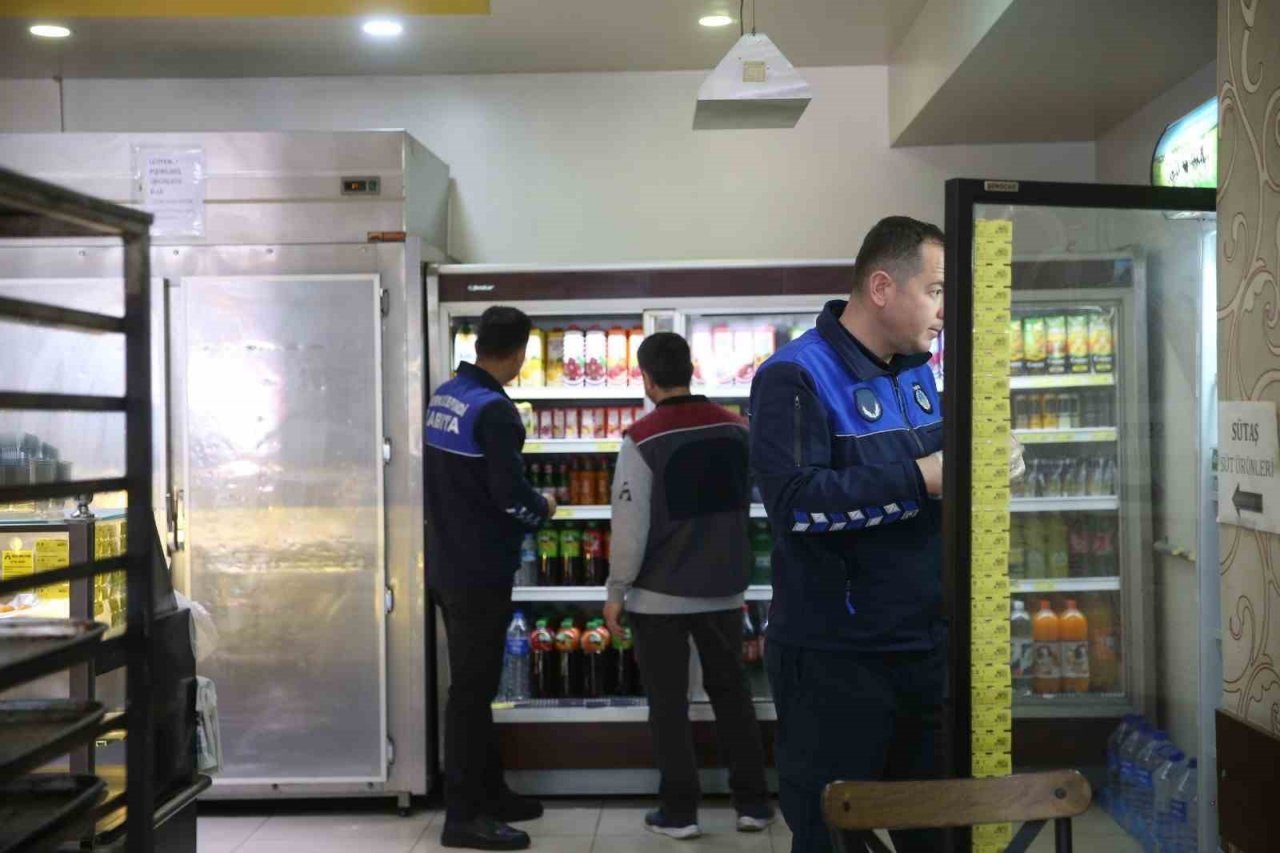 Merkezefendi’de iş yerleri zabıta ekiplerince denetleniyor