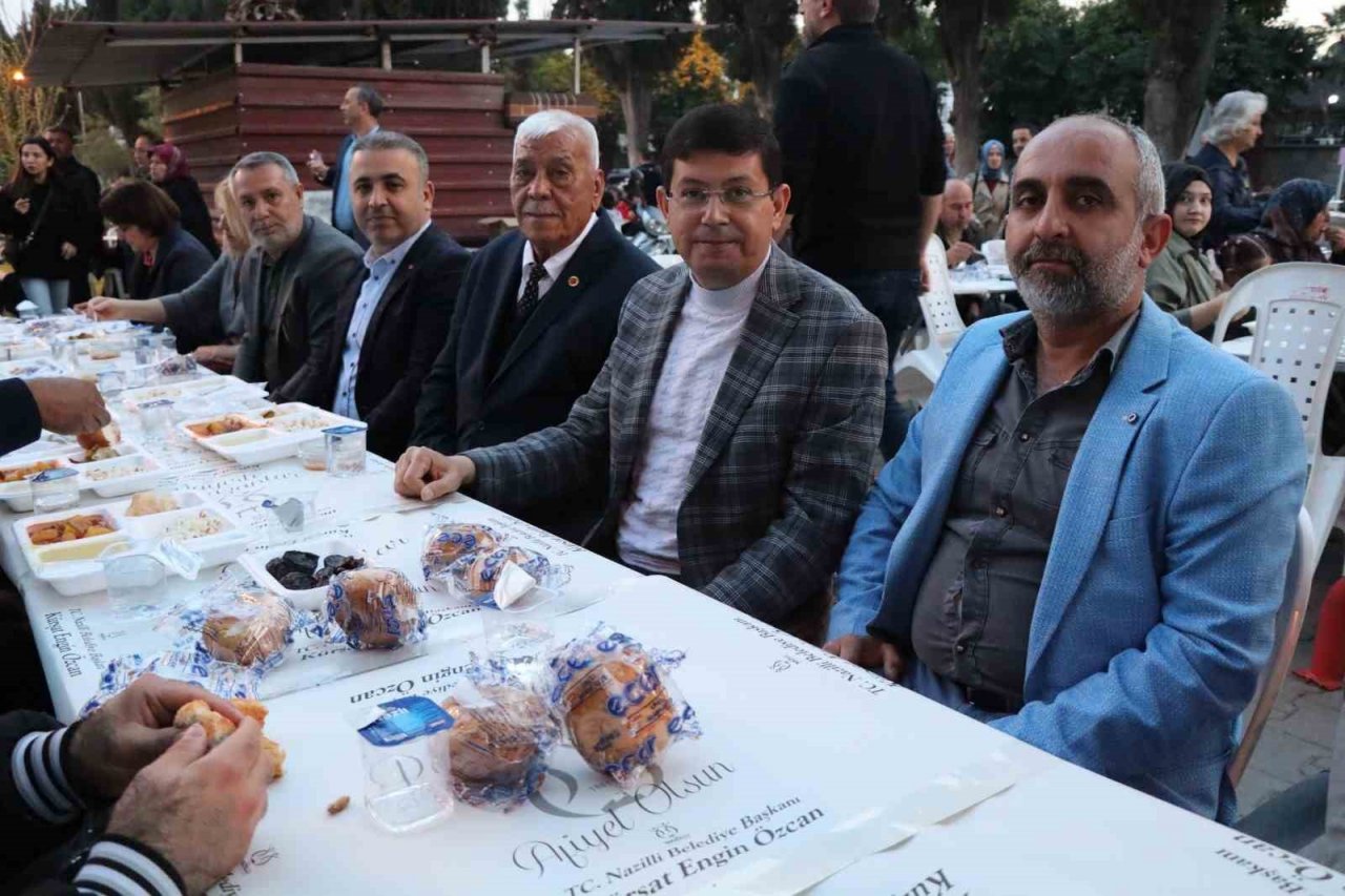 Nazilli Belediyesi’nin iftar sofralarında vatandaşlar bir araya geliyor