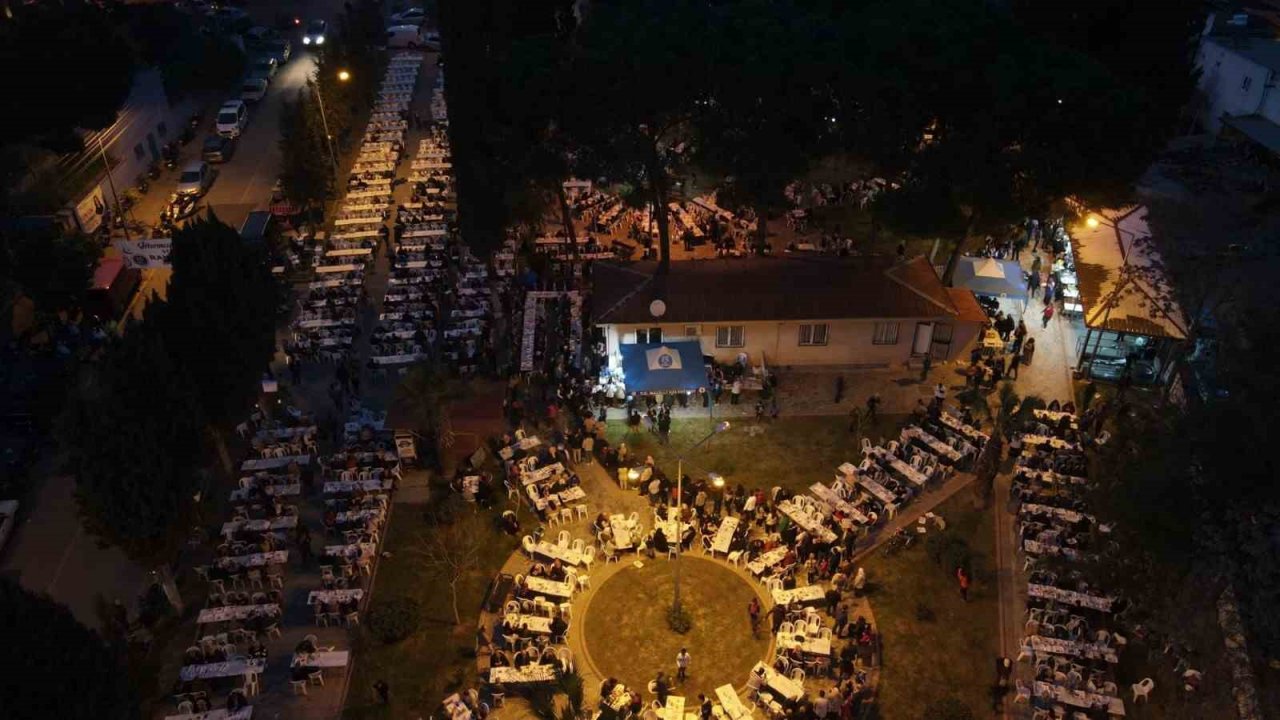 Nazilli Belediyesi’nin iftar sofralarında vatandaşlar bir araya geliyor