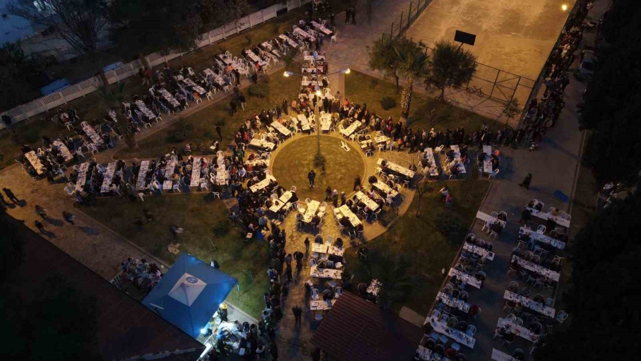 Nazilli Belediyesi’nin iftar sofralarında vatandaşlar bir araya geliyor