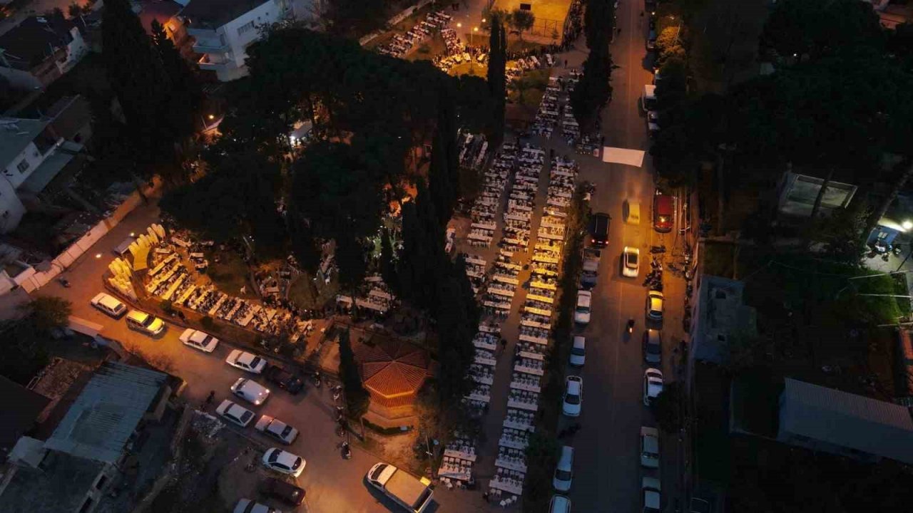 Nazilli Belediyesi’nin iftar sofralarında vatandaşlar bir araya geliyor