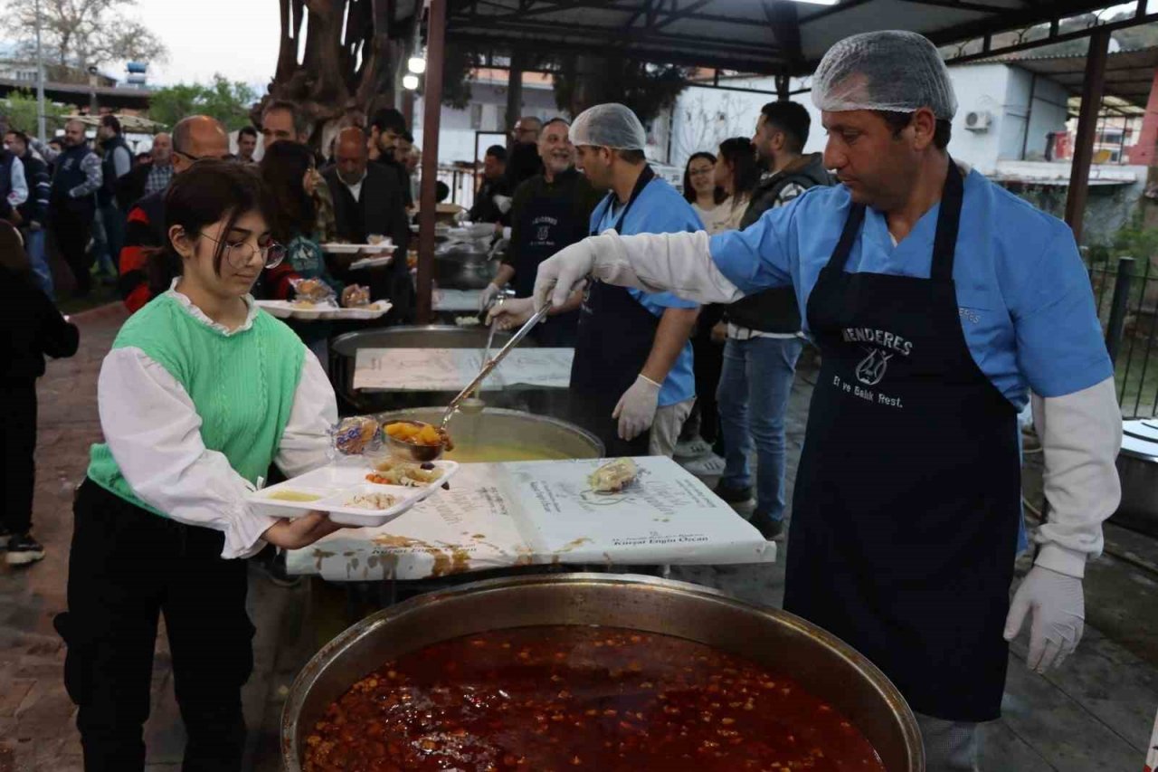 Nazilli Belediyesi’nin iftar sofralarında vatandaşlar bir araya geliyor