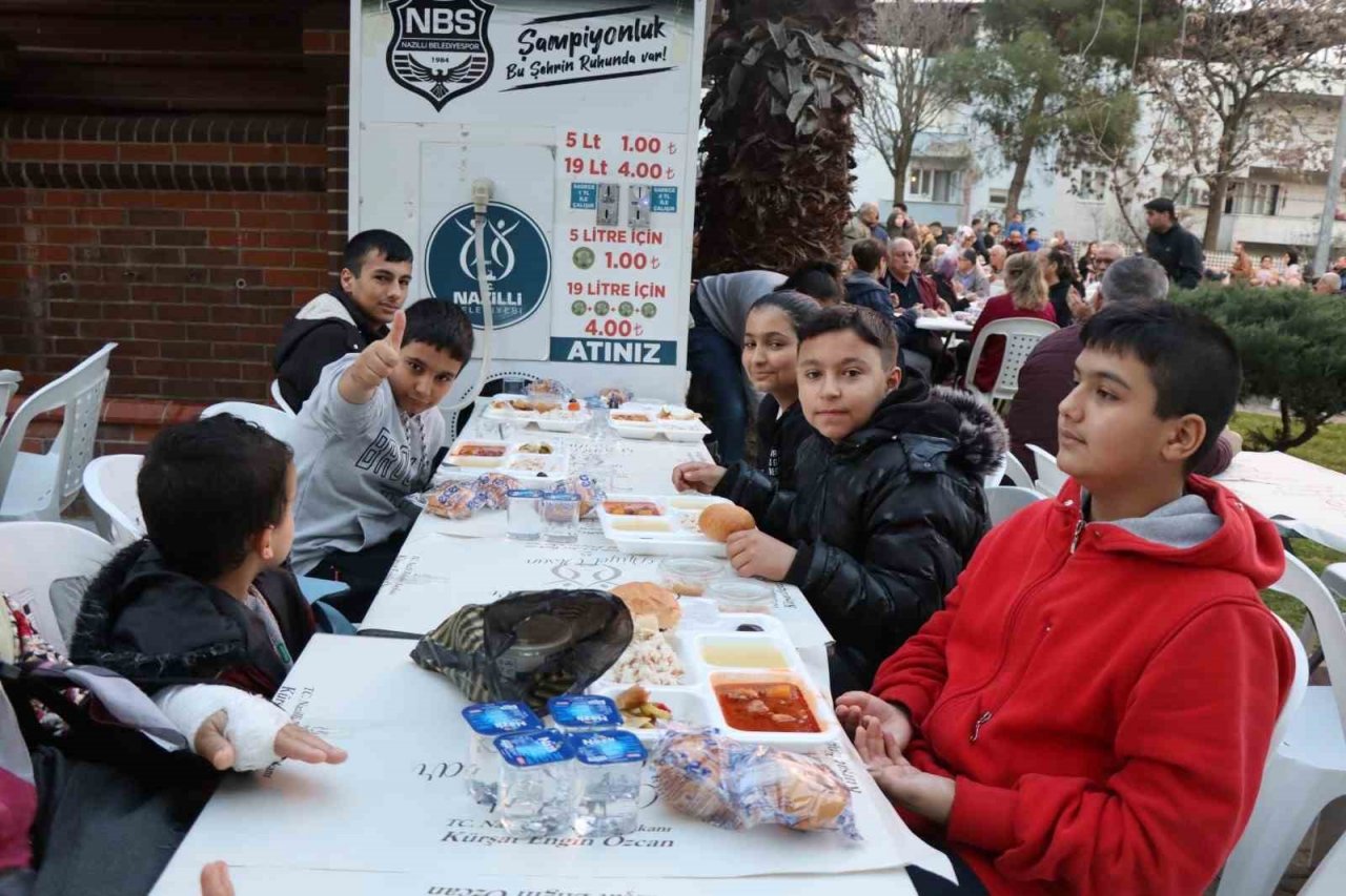 Nazilli Belediyesi’nin iftar sofralarında vatandaşlar bir araya geliyor