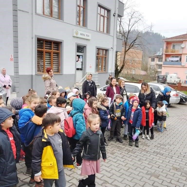 Anaokulu öğrencileri derslerini arazözün üstünde işledi