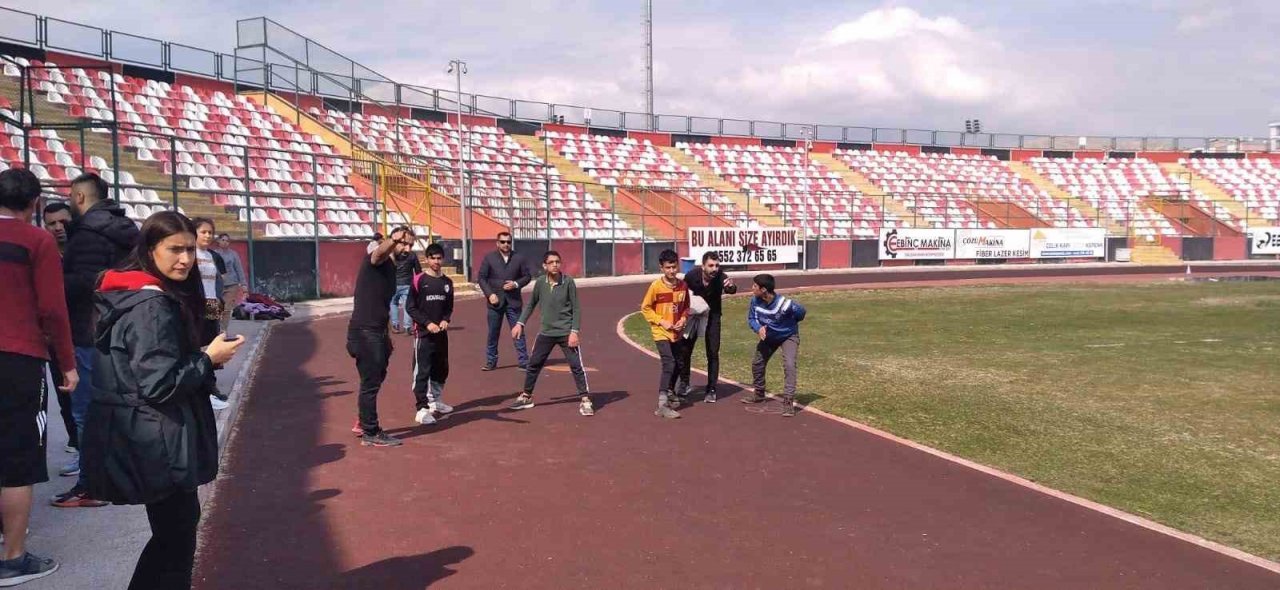 Özalplı öğrenci atletizmde il birincisi oldu