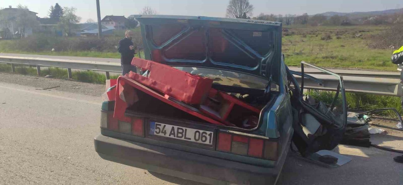 D-100’de bariyerlere çarpan Tofaş kağıt gibi ezildi: 2 yaralı
