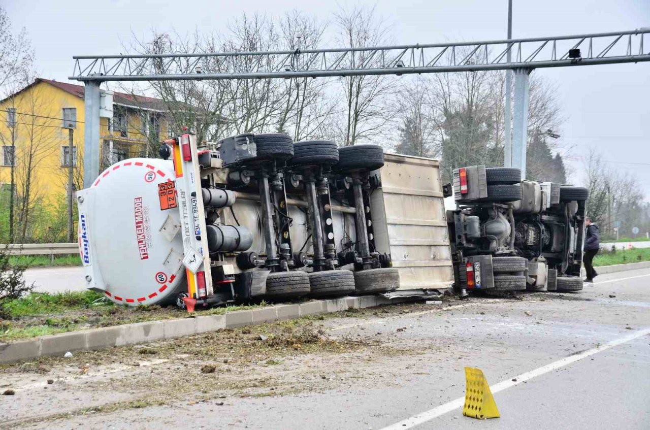 Benzin yüklü tanker devrildi, karayolu 6 saat trafiğe kapatıldı