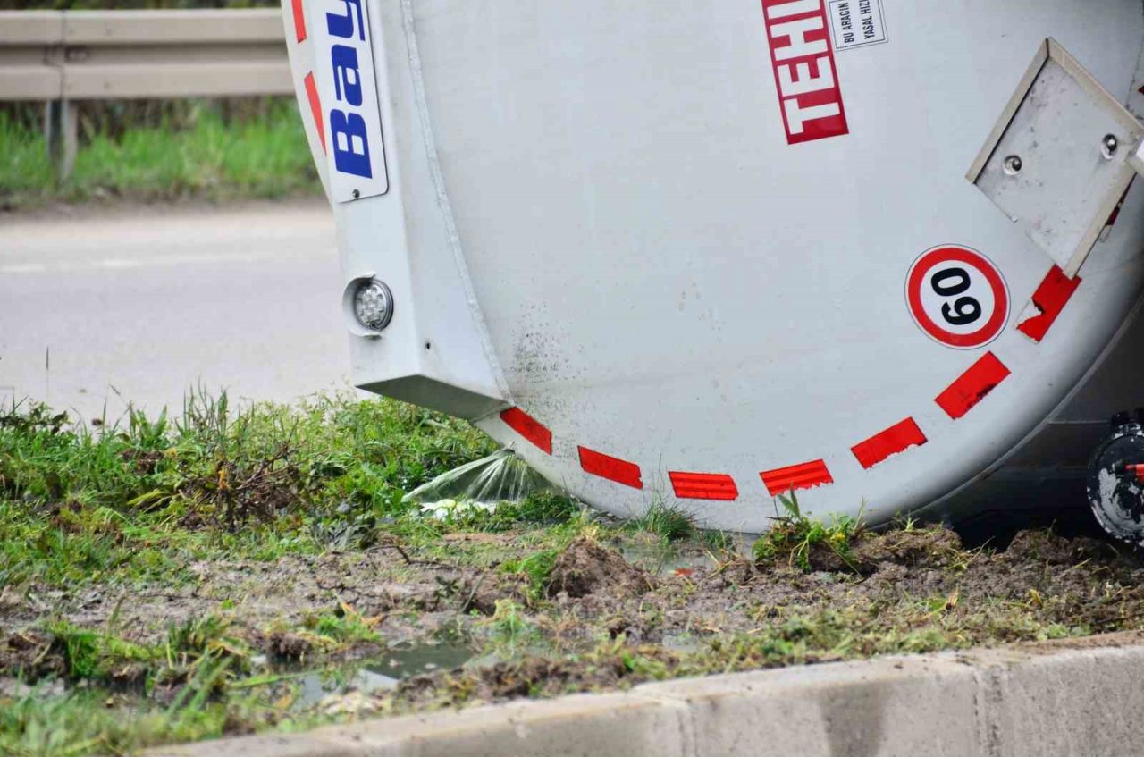 Benzin yüklü tanker devrildi, karayolu 6 saat trafiğe kapatıldı