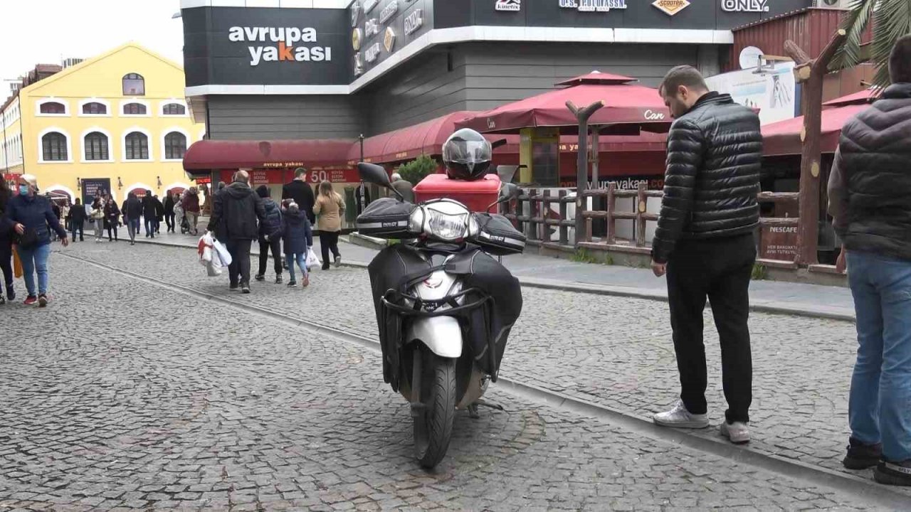 Trafiğe kapalı yolda kaza yapan motosikletli kurye yaralandı