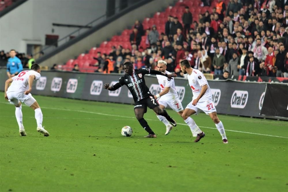 Altınordu, dış sahada yokları oynuyor