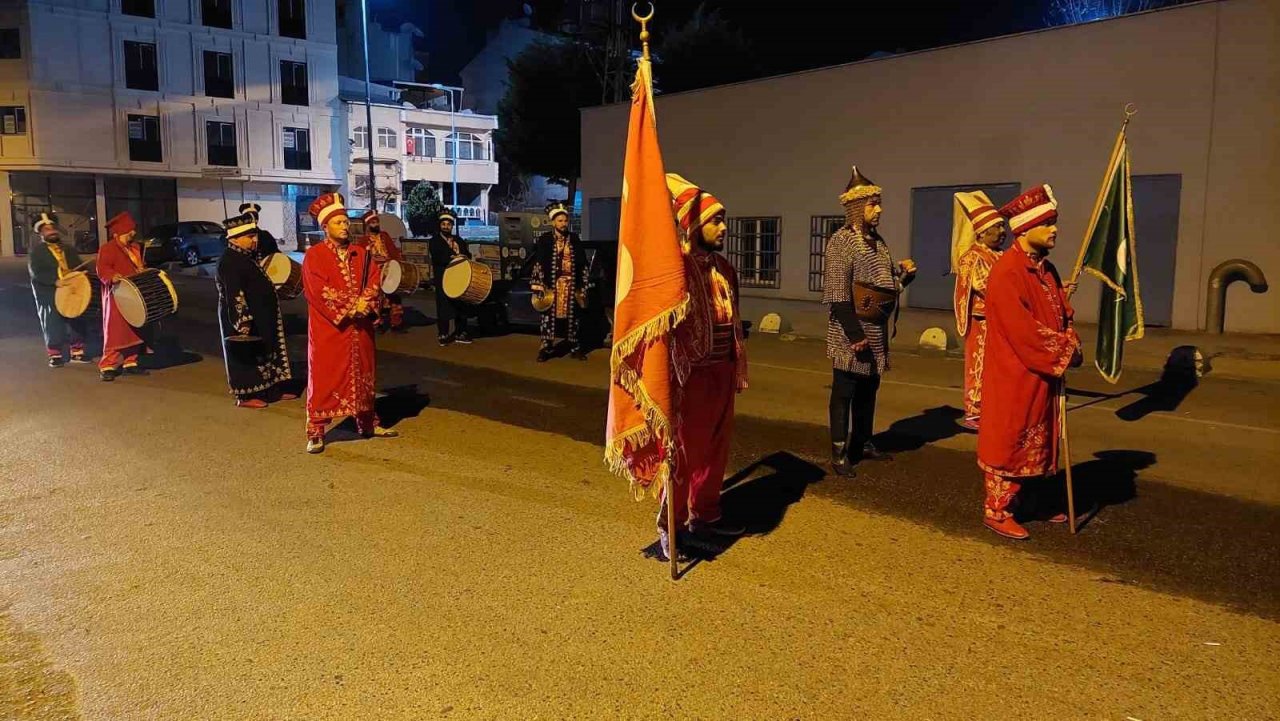 Mehteran takımı sahur için sokağa indi: Vatandaşlar mehter marşlarıyla uyandı