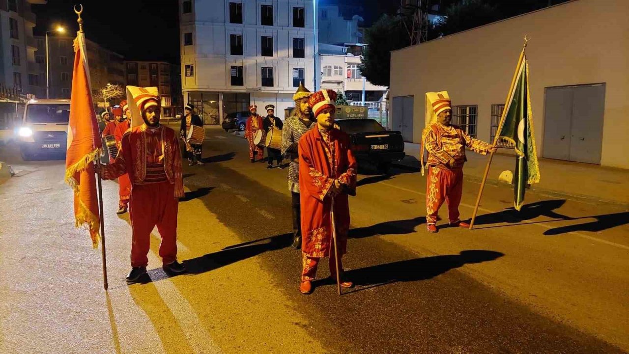 Mehteran takımı sahur için sokağa indi: Vatandaşlar mehter marşlarıyla uyandı