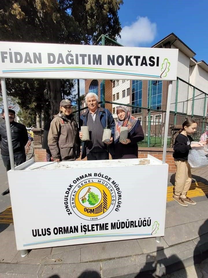 Anaokulu öğrencileri derslerini arazözün üstünde işledi