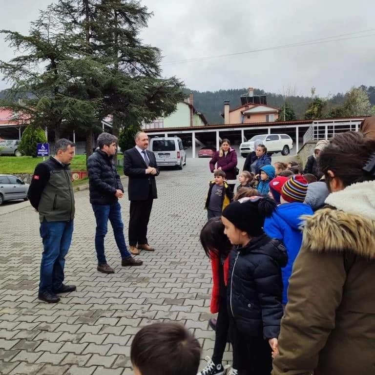 Anaokulu öğrencileri derslerini arazözün üstünde işledi