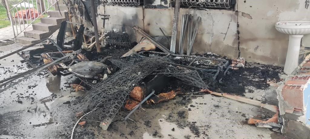 Elektrik tesisatından çıkan yangın evi kullanılamaz hale getirdi