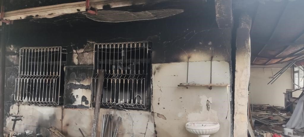 Elektrik tesisatından çıkan yangın evi kullanılamaz hale getirdi