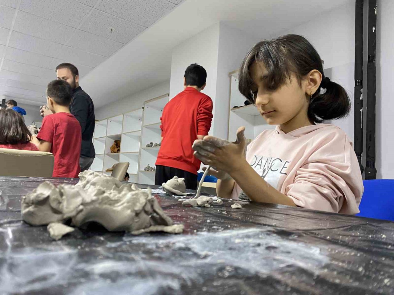 Depremzede çocuklar Çocuk Üniversitesi ile hayata tutunuyor