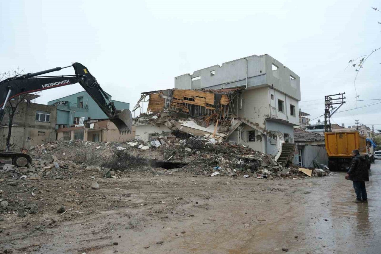 Hatay’da enkaz kaldırma çalışmaları zorlu hava şartlarına rağmen devam ediyor