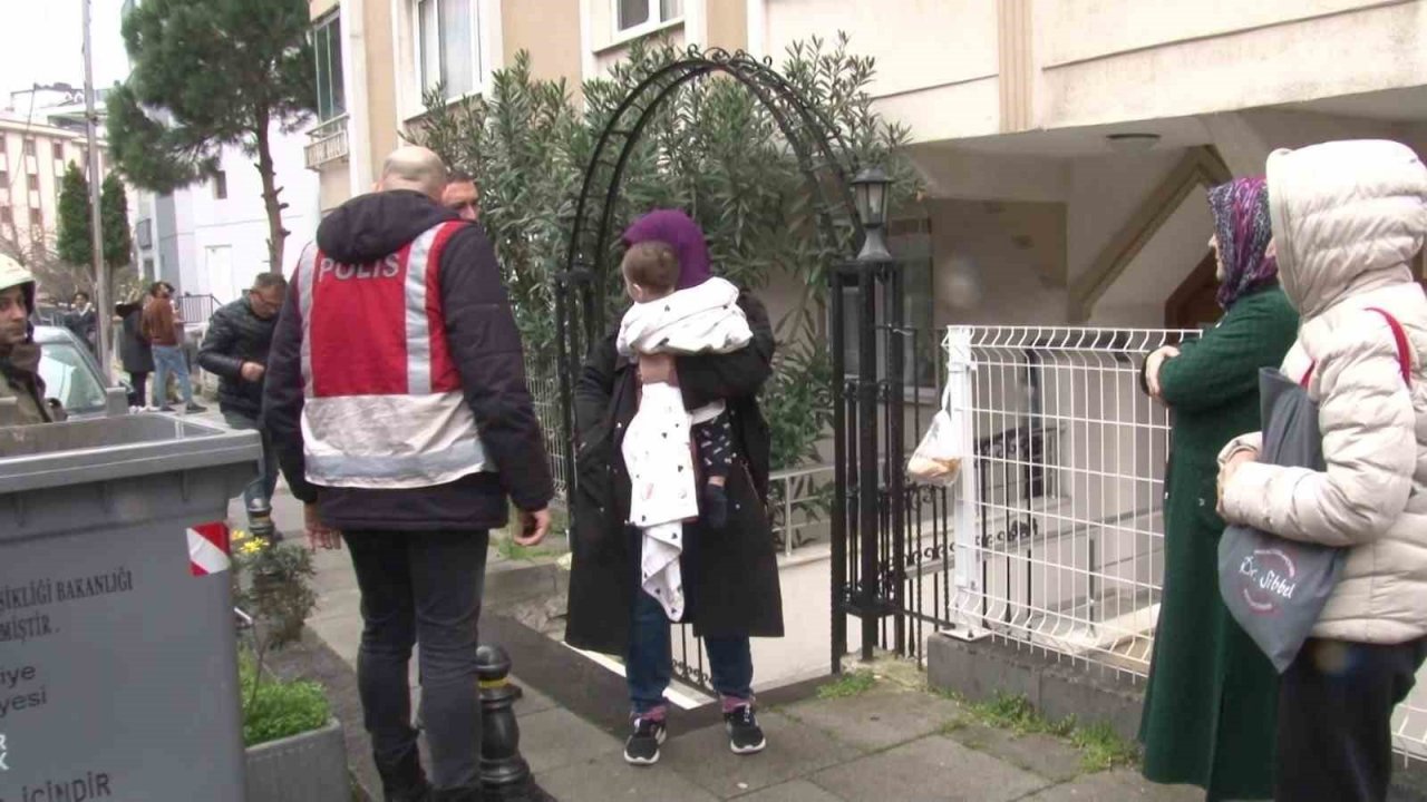 Ümraniye’de apartman yangını: 1’i çocuk 3 kişi dumandan etkilendi