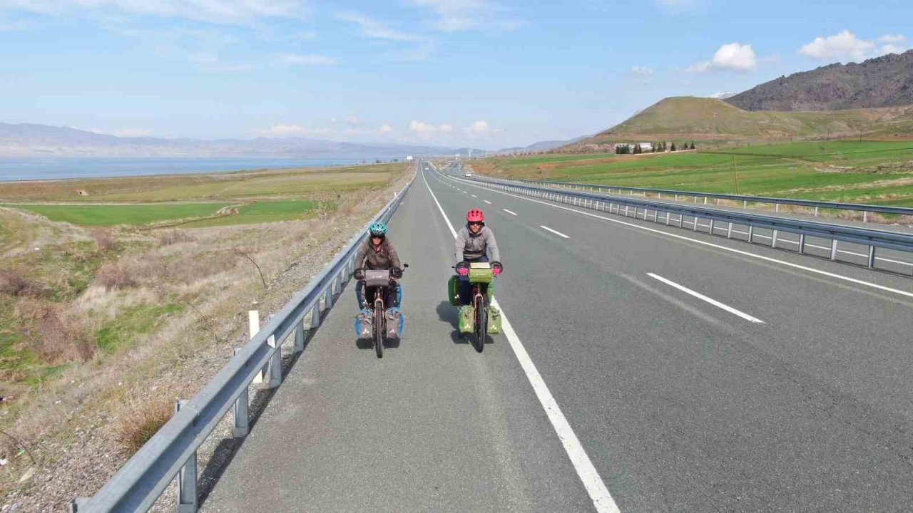 Bisikletle dünya turu yapan Fransız çift, “Hayatımda ilk defa bu kadar iyi niyetli insanlarla karşılaştım”