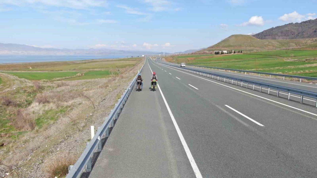 Bisikletle dünya turu yapan Fransız çift, “Hayatımda ilk defa bu kadar iyi niyetli insanlarla karşılaştım”