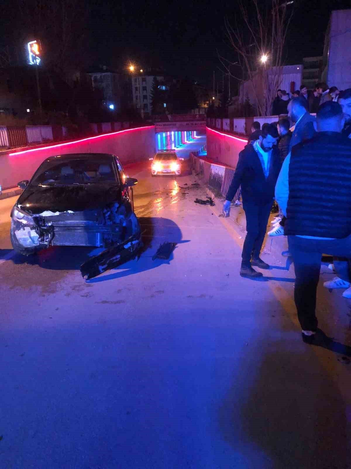 Bariyerlere çarptı, aracının başında "oğlum" diyerek feryat etti