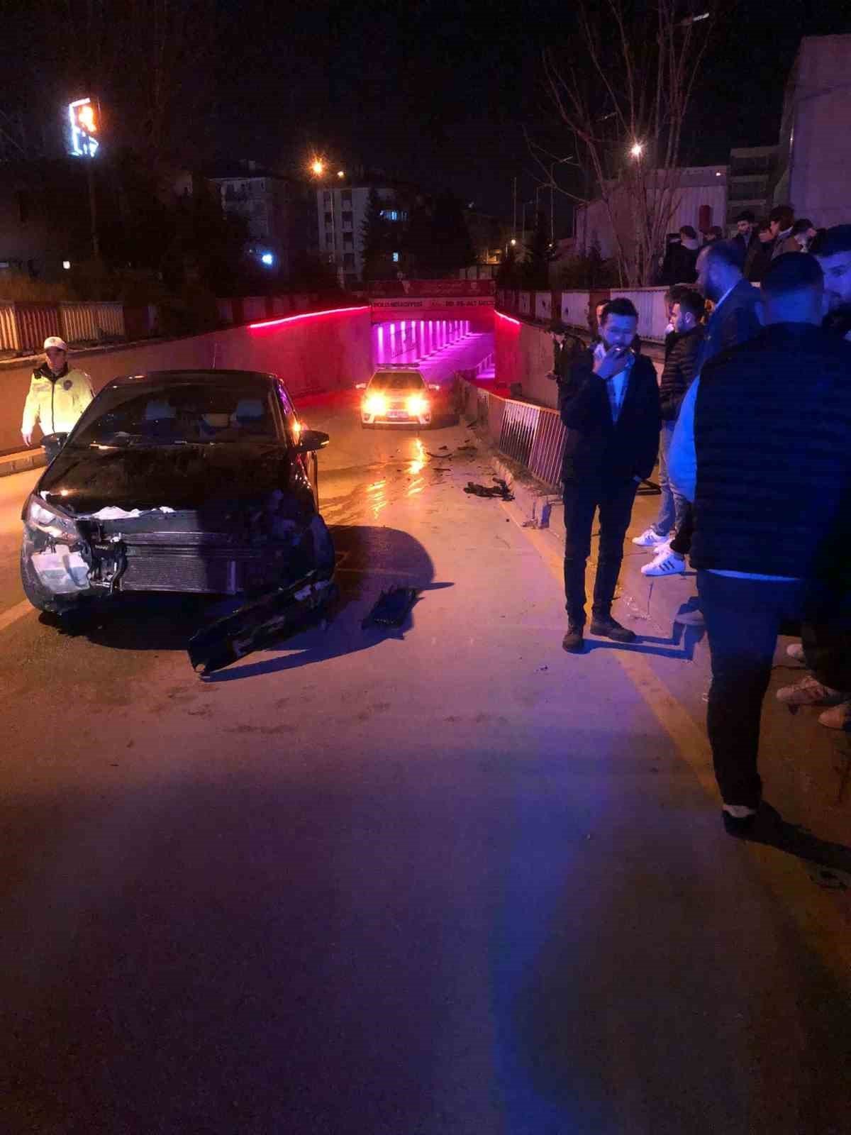 Bariyerlere çarptı, aracının başında "oğlum" diyerek feryat etti