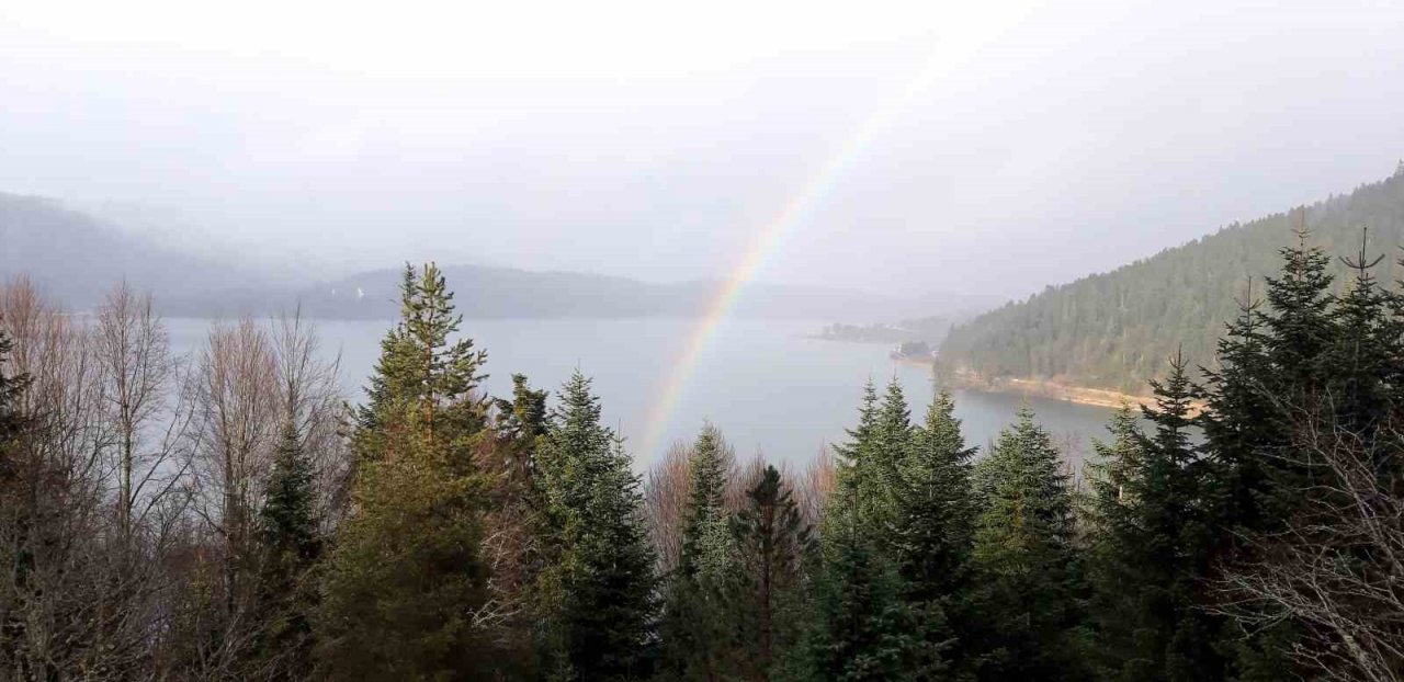 Abant Gölü’nde yağmur sonrası çıkan gökkuşağı mest etti