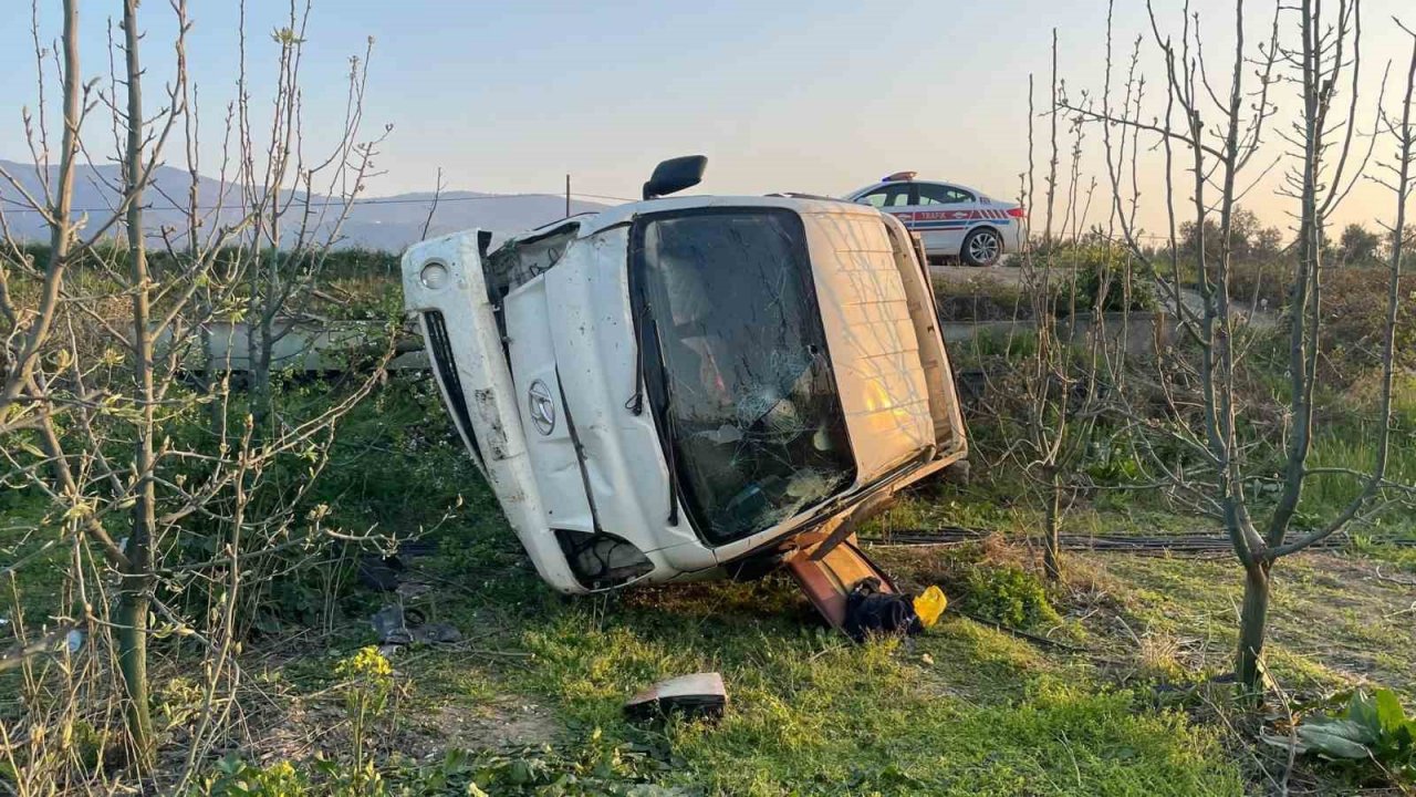 Bursa’da kontrolden çıkan kamyonet şarampole uçtu: 2 yaralı