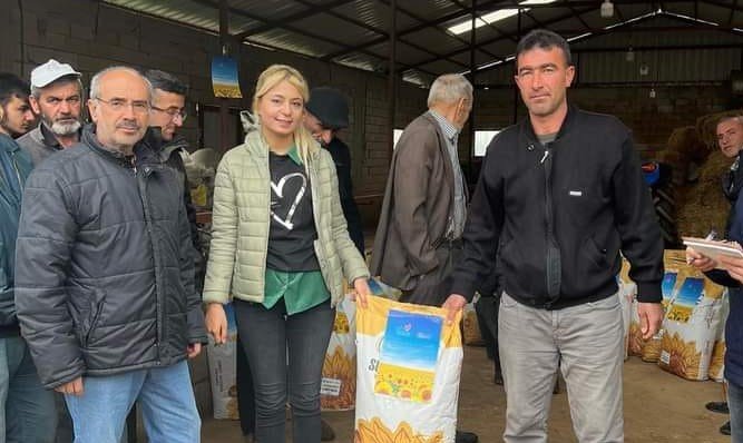 Deprem bölgesindeki çiftçilere ücretsiz ayçiçeği tohumu dağıtıldı