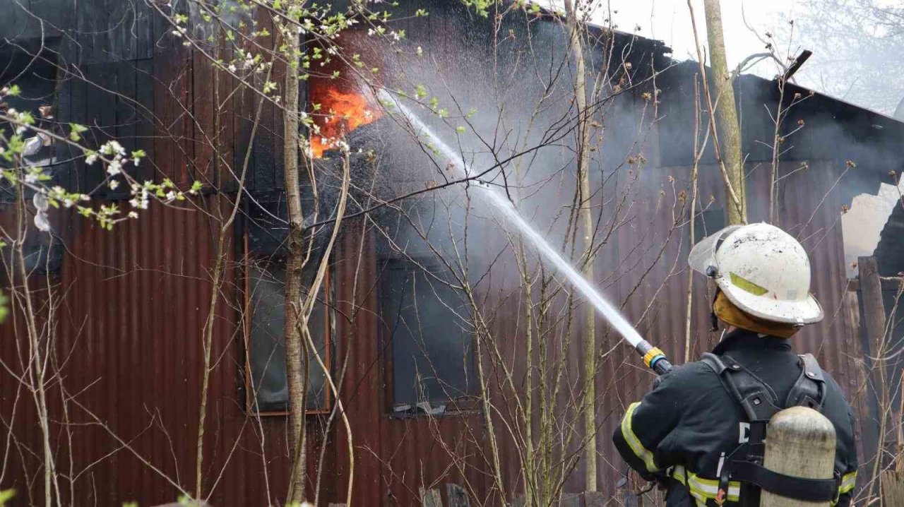 Metruk ev alev alev yandı