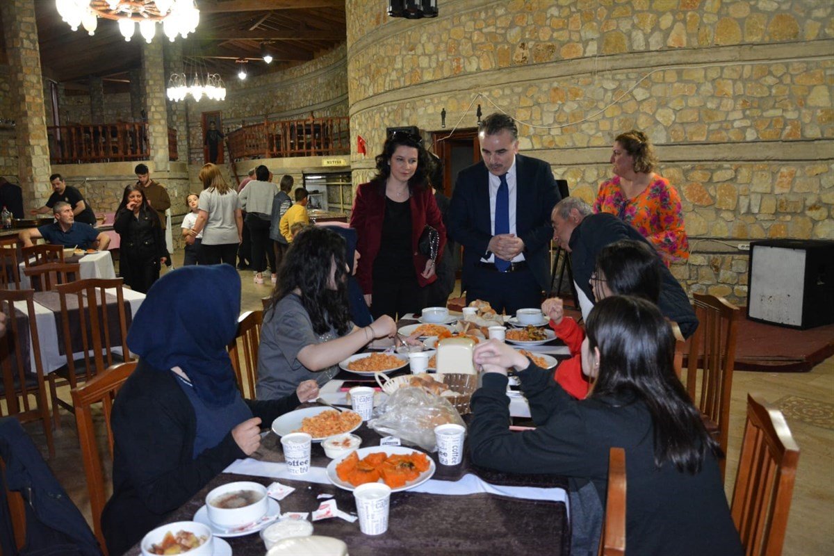 Kaymakam Odabaş, depremzede vatandaşlarla iftar sofrasında bir araya geldi