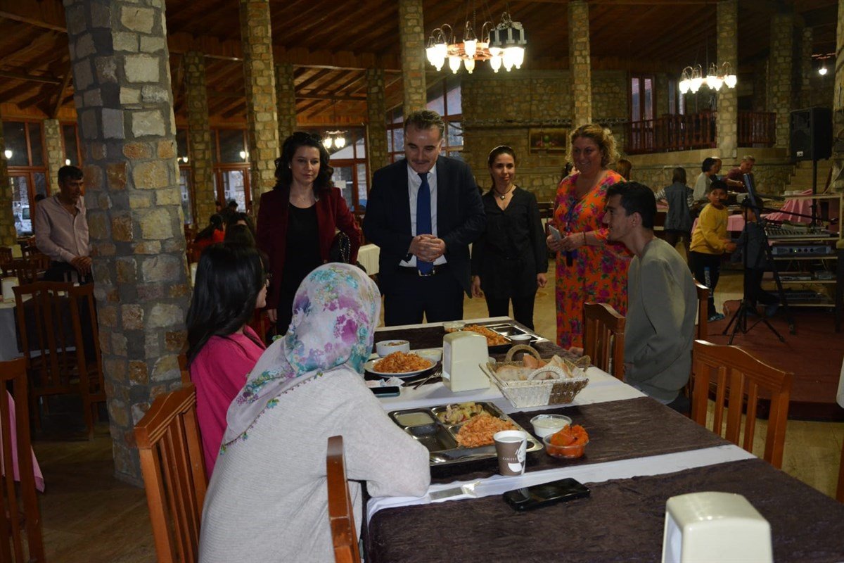 Kaymakam Odabaş, depremzede vatandaşlarla iftar sofrasında bir araya geldi